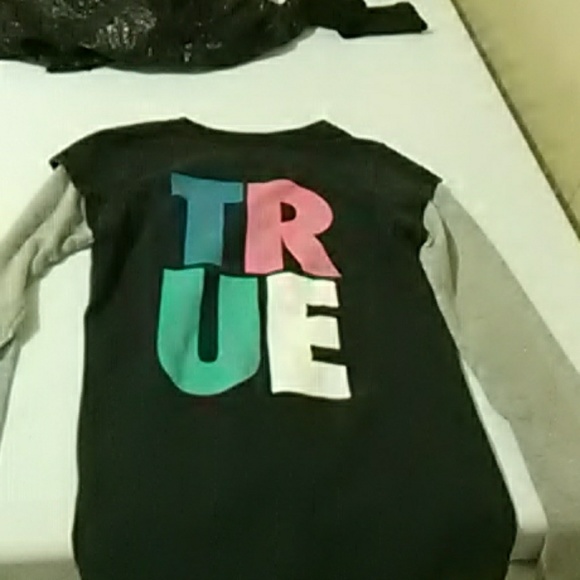 A long sleeve shirt - Picture 2 of 2